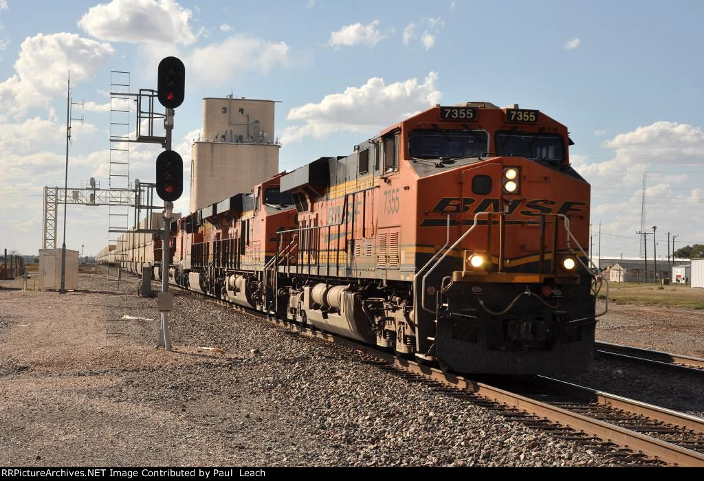 Intermodal races east at the junction with the Lubbock line